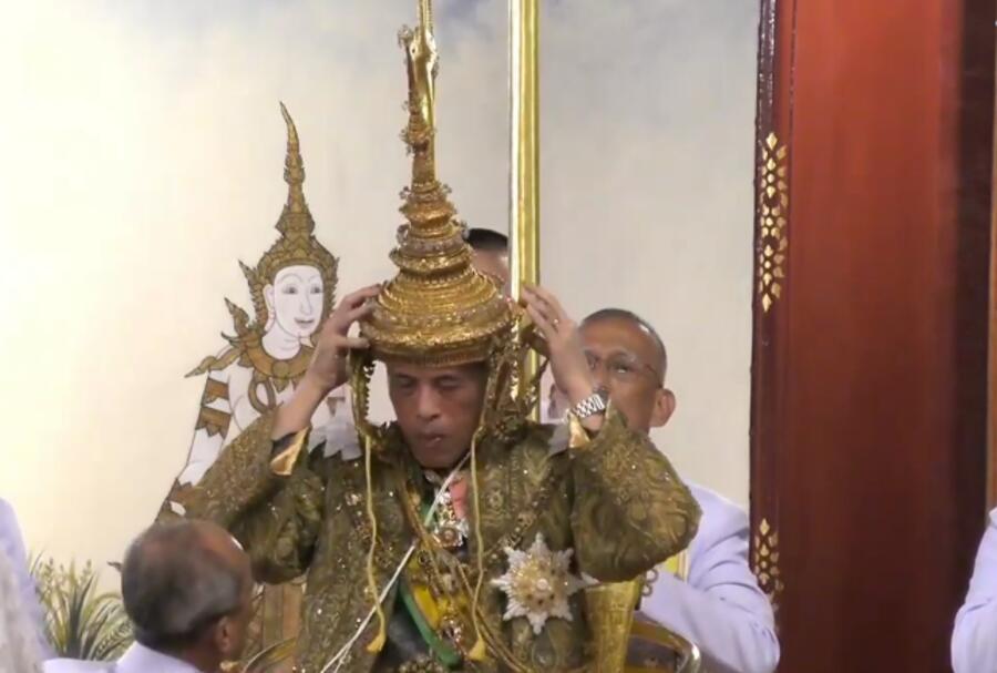 泰国国王戴7公斤王冠正式加冕 重达7.3公斤的王冠