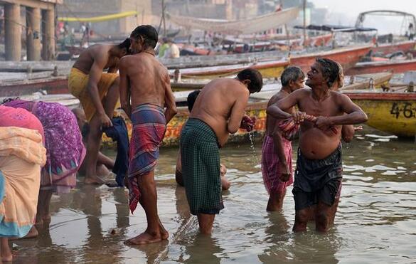印度最恶心的风俗：恒河沐浴、全球最大户外厕所 如厕不用手纸 -2