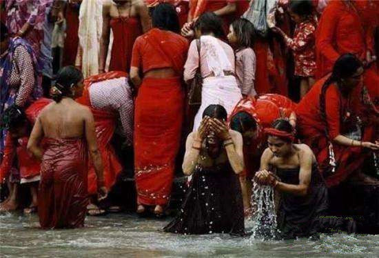 印度最恶心的风俗：恒河沐浴、全球最大户外厕所 如厕不用手纸 -9
