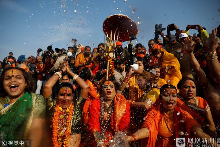 印度大壶节（Kumbh Mela）：数百万信徒沐浴净身 -5