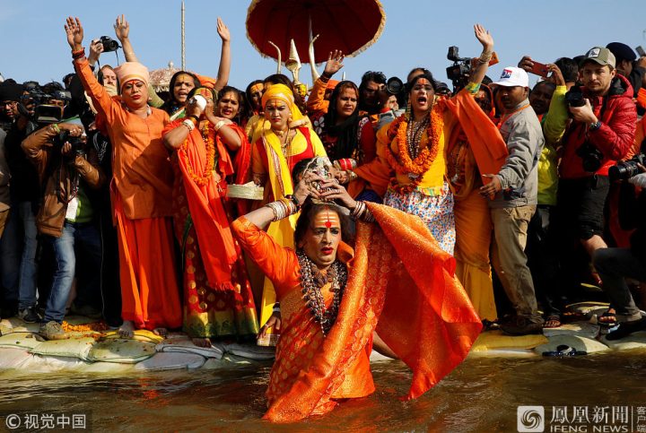 印度大壶节（Kumbh Mela）：数百万信徒沐浴净身 -6