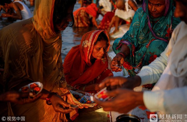 印度大壶节（Kumbh Mela）：数百万信徒沐浴净身 -8