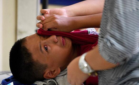 菲律宾割礼季节：千名男童接受割礼 痛苦嚎叫（图） -3