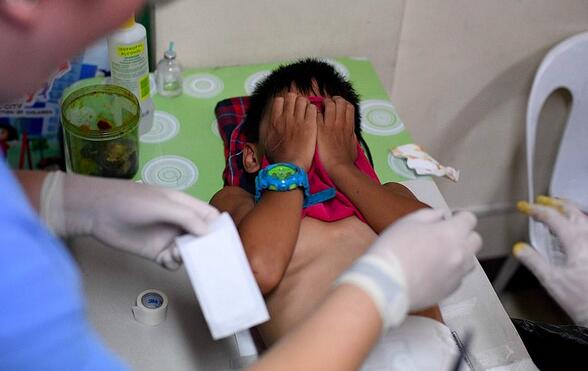 菲律宾割礼季节：千名男童接受割礼 痛苦嚎叫（图） -7
