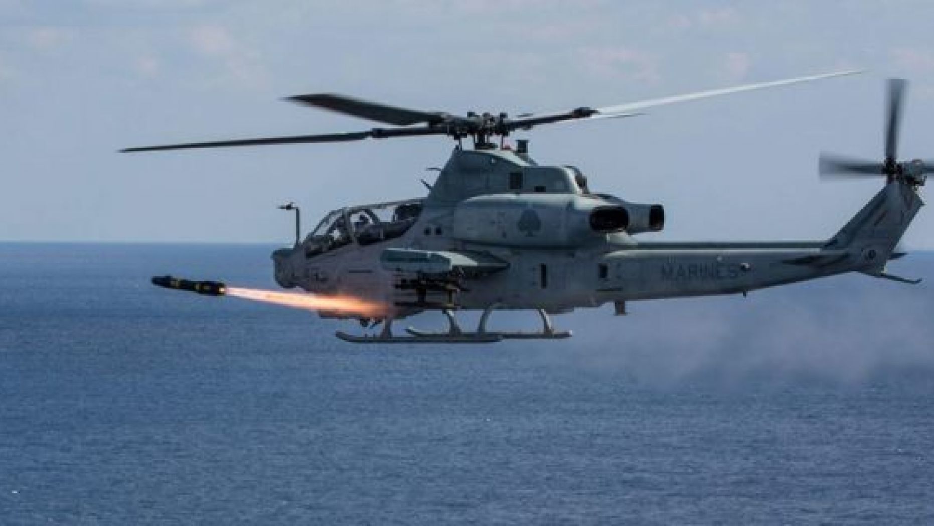 美国海军陆战队一架AH-1Z蝰蛇直升机坠毁
