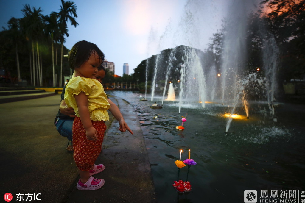 泰国“水灯节” 卡通造型求来年好运