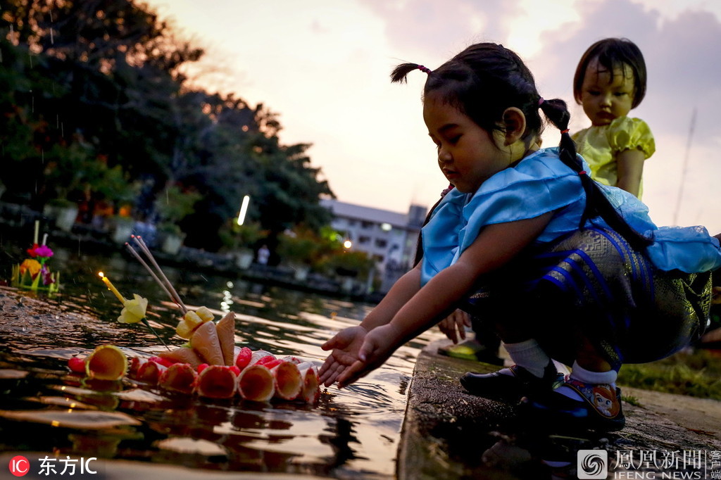 泰国“水灯节” 卡通造型求来年好运