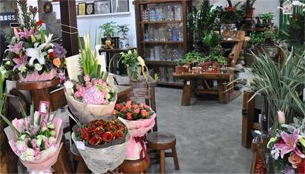 新手开花店需要注意什么，开个普通小花店赚钱吗？